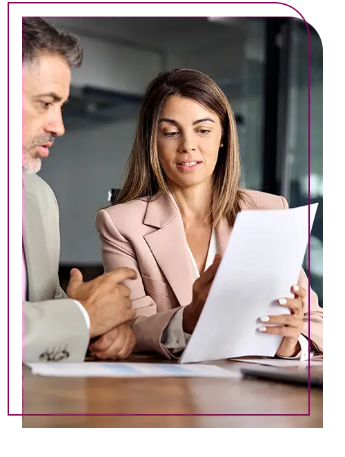 advogados analisando processo no escritório