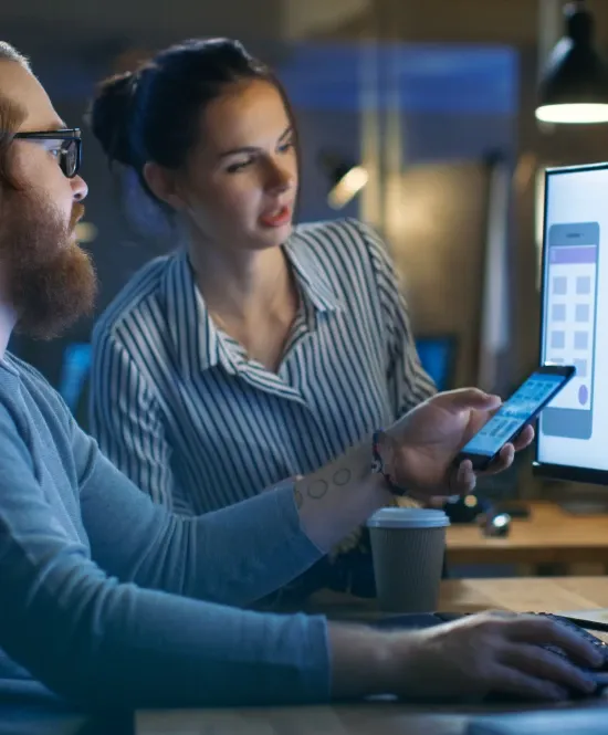 Homem e mulher olhando para tela do computador