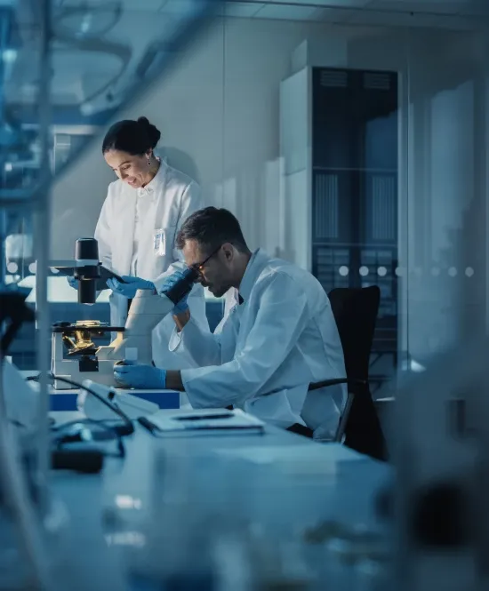 profissionais em laboratório