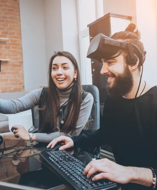 Homem e moça desenvolvendo jogos digitais
