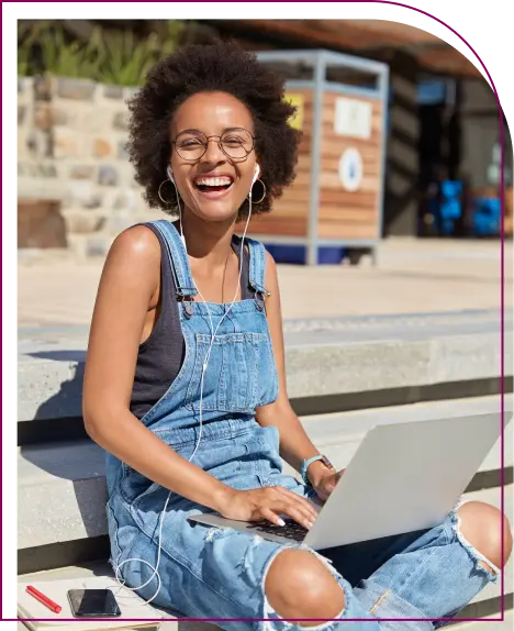 jovem estudando sentada sorrindo