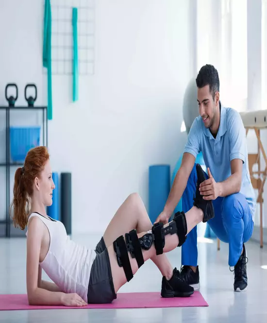 Fisioterapeuta homem atendendo paciente mulher