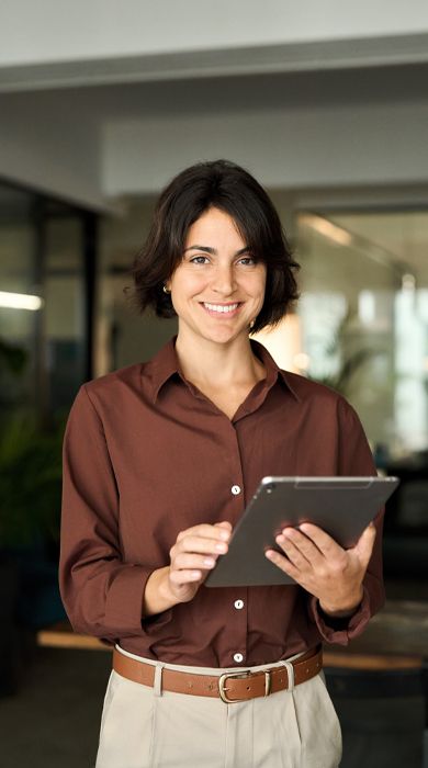Advogada usando a tecnologia no trabalho
