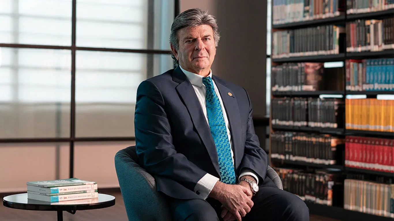 professor luiz fux sentado 