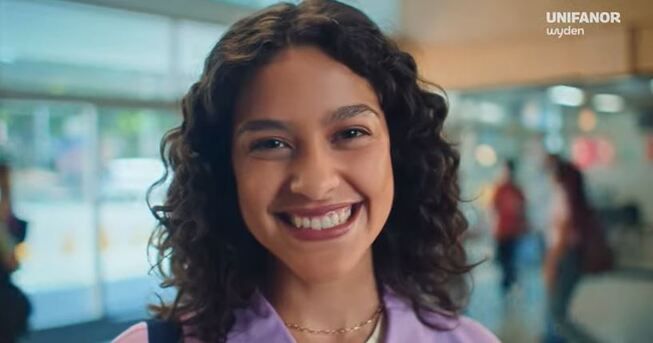 jovem sorrindo com logo da unifanor