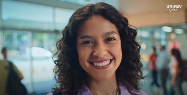 jovem sorrindo com logo da unifbv