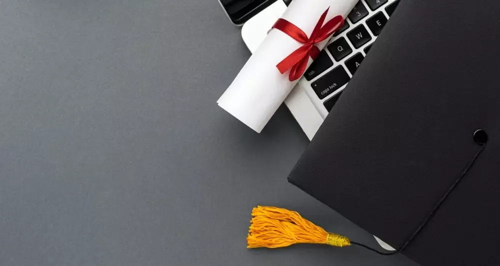 vista-superior-do-laptop-com-diploma-e-capacidade-academica